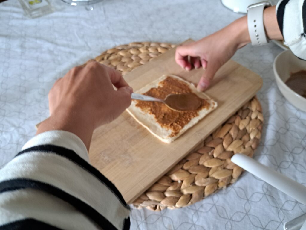 unta el pan de molde con la mezcla de crema de frutos secos