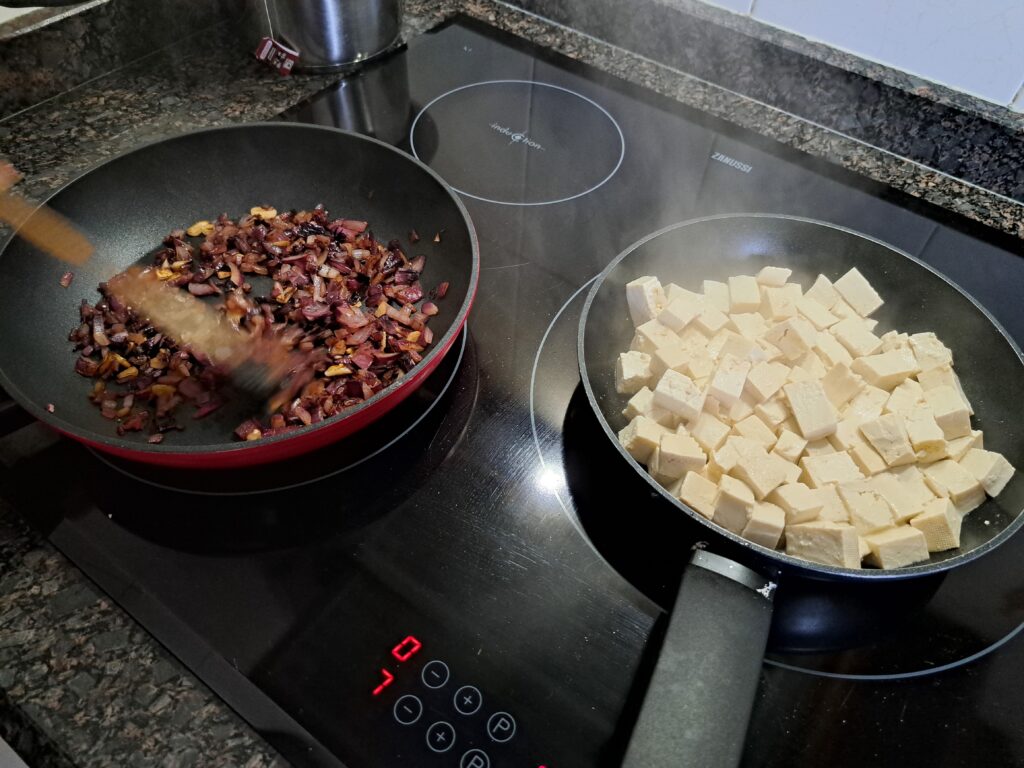 cocinar tofu y cebolla
