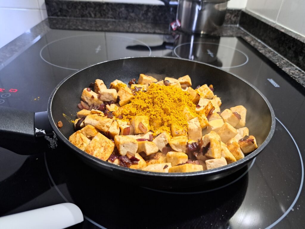 especias y cebolla con tofu