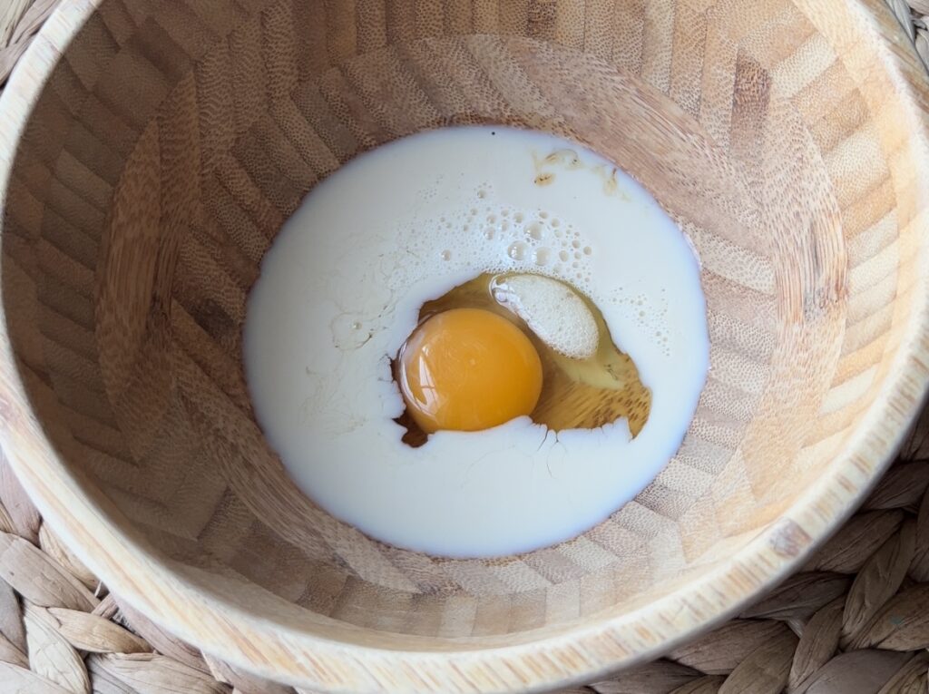 huevo y leche en bol