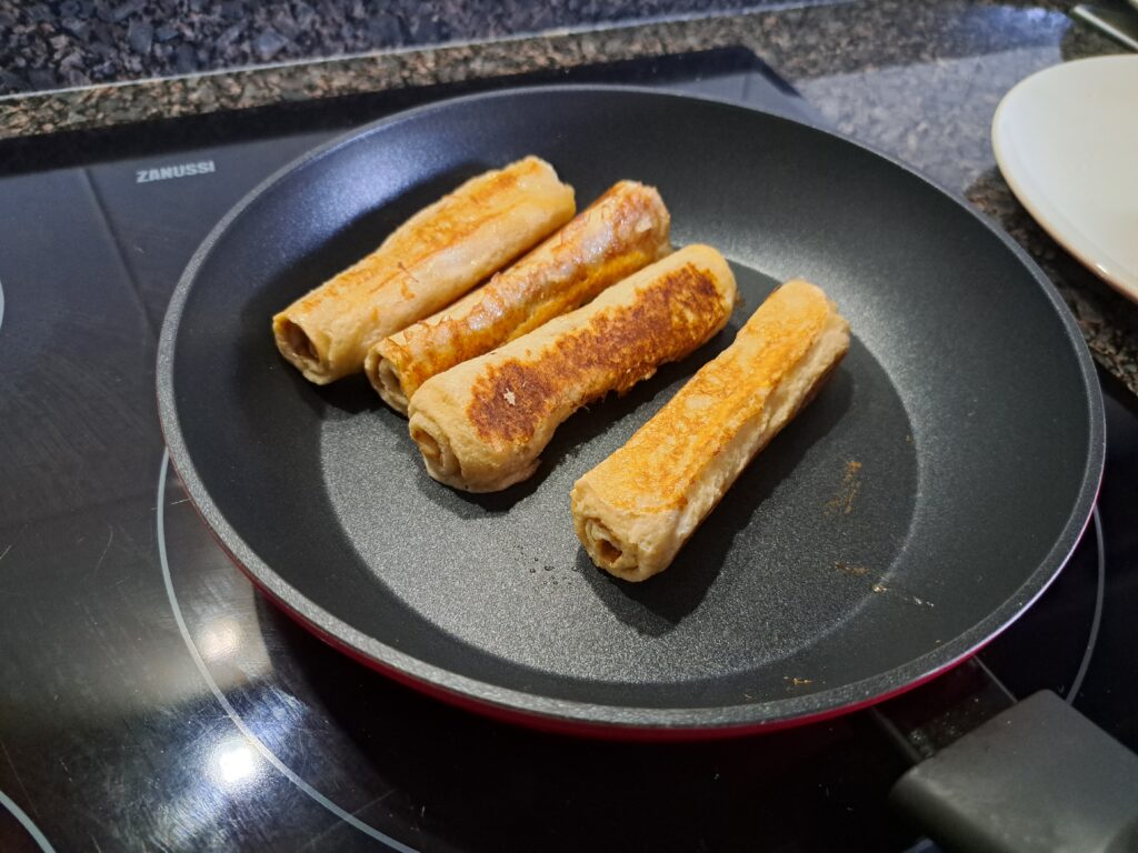 tostadas francesas en rollitos cocinandose